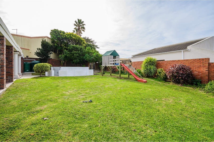 5 Bedroom Property for Sale in Summerstrand Eastern Cape